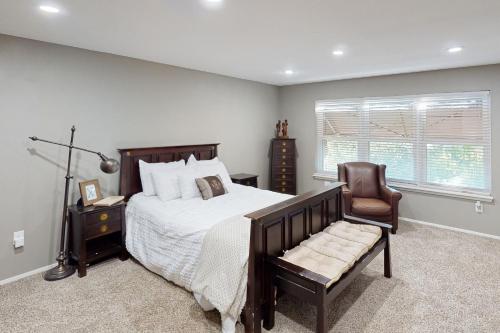 1 dormitorio con 1 cama grande y 1 silla en Ivy Hollow, en Abilene