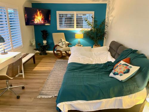Ένα ή περισσότερα κρεβάτια σε δωμάτιο στο SurfView VR - Best Ocean and Pier View, 5 mins to Beach, Cozy Patio, Pet Friendly