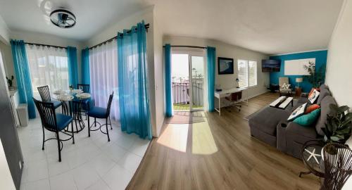 Μια τηλεόραση ή/και κέντρο ψυχαγωγίας στο SurfView VR - Best Ocean and Pier View, 5 mins to Beach, Cozy Patio, Pet Friendly