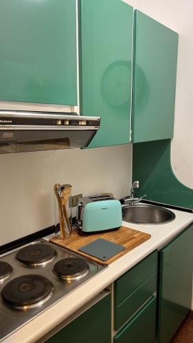 un bancone della cucina con tostapane e lavandino di Sweet Campiglio a Madonna di Campiglio