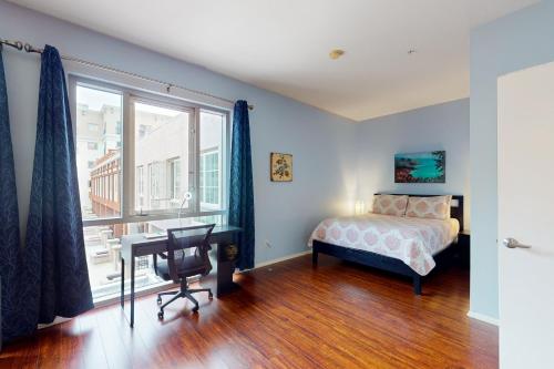 聖地牙哥的住宿－The Heart of the City，一间卧室配有一张床、一张书桌和一个窗户。