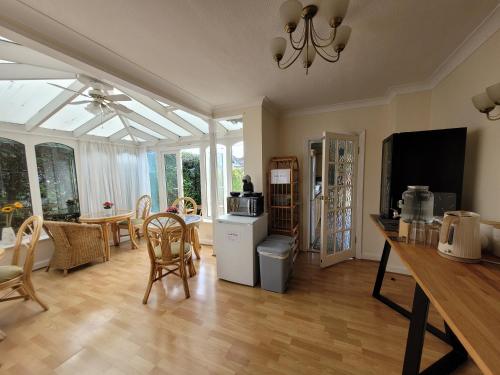 a living room with a kitchen and a dining room at Cornerways Guest House in Oxford
