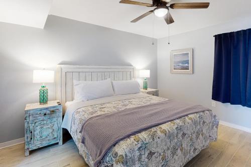 - une chambre avec un lit et un ventilateur de plafond dans l'établissement Phoenix IV 4052, à Orange Beach