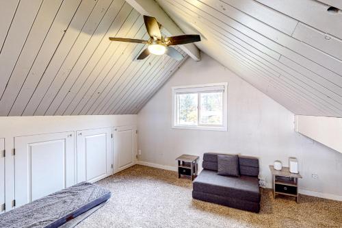 - une chambre avec un ventilateur de plafond, un lit et une chaise dans l'établissement Silver Lake Serenity, à Castle Rock