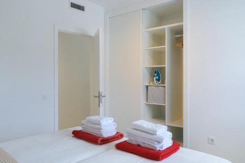 een stapel handdoeken bovenop een bed bij Casa Anzuelo, Puerto del Carmen in Puerto del Carmen