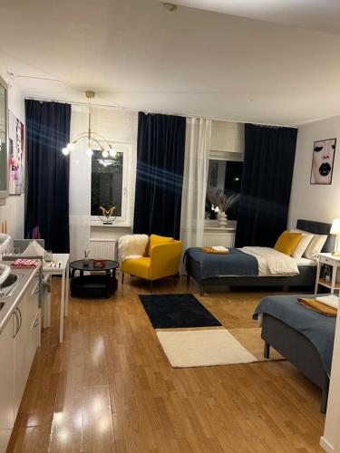 sala de estar con cama y sofá en Noah Longstay Borås en Borås