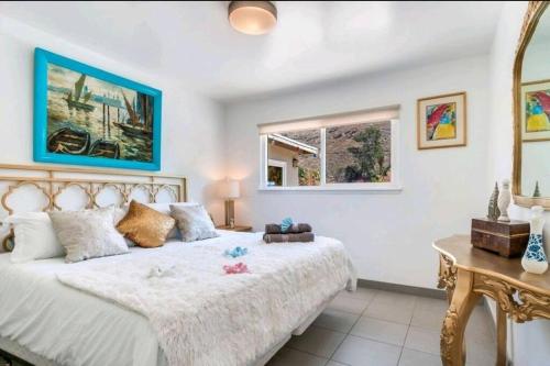 1 dormitorio con cama blanca y ventana en FunFilled Retreat with Pool and Game Room Sleeps 10 plus, en Riverside