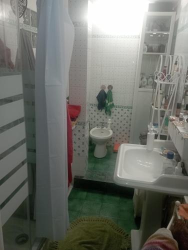 Baño pequeño con aseo y lavamanos en Semplicemente a casa, en Roma