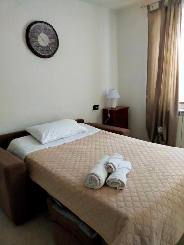 a bedroom with a bed with two rolled towels at Casa Antonella in Capovalle