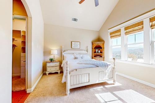 um quarto com uma cama branca e uma janela em Quail Valley Hideaway em Cajon Junction