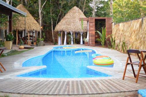 una piscina in un resort con tavolo e sedie di Pousada e Restaurante Sumaúma a Santarém
