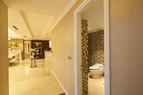 Koupelna v ubytování Elegance, luxury 4 bedrooms golf course view Ciputra Apartment