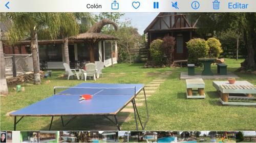 eine Tischtennisplatte im Hof eines Hauses in der Unterkunft complejo cascadas de artalaz 1 in Colón