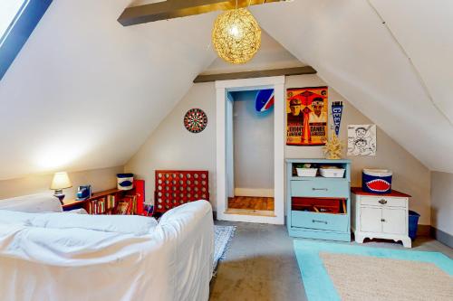 1 dormitorio en el ático con cama y ventana en Maple's Suite, en Quechee