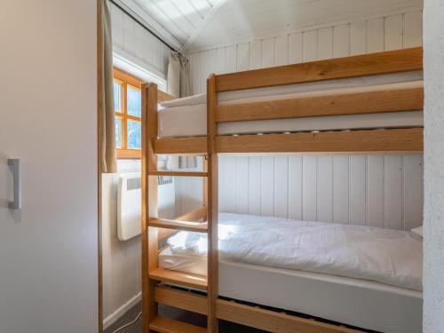 ein paar Etagenbetten in einem kleinen Zimmer in der Unterkunft Hütte Taube in Bad Gastein