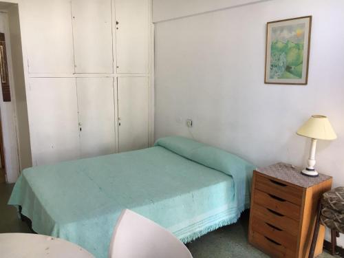 Dormitorio pequeño con cama y vestidor en Luro 2300 casi Corrientes a una cuadra del mar y a una del centro peatonal en Mar del Plata