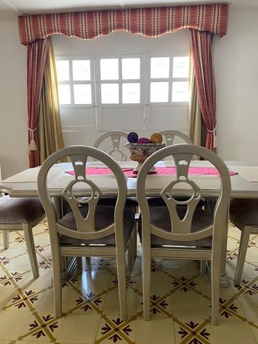 a dining room with a table and chairs at La Casa de Tía Ana in Ríohacha