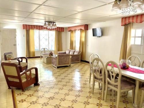 a large living room with a table and chairs at La Casa de Tía Ana in Ríohacha