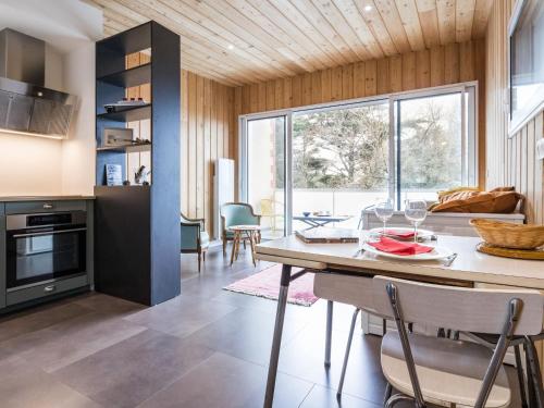 eine Küche und ein Wohnzimmer mit einem Tisch und Stühlen in der Unterkunft Gîte Saint-Brevin-les-Pins, 1 pièce, 2 personnes - FR-1-306-1236 in Saint-Brevin-les-Pins