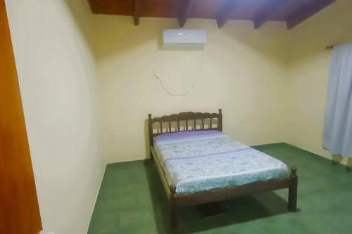 małą sypialnię z łóżkiem w pokoju w obiekcie el quincho w mieście Mercedes