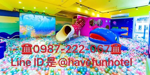 una habitación llena de pelotas y una señal en Have Fun Hotel en Luodong