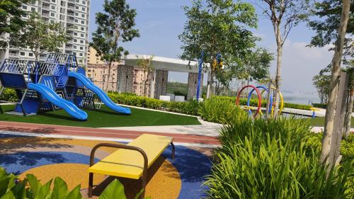 um parque infantil com escorrega num parque em URBAN SUITES JSW STUDIO 3 ROOMS COMMERCIAL CONDO em Jelutong