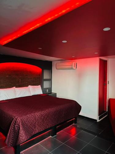 a bedroom with a bed with a red ceiling at Ya no tenemos servicio in Mexico City