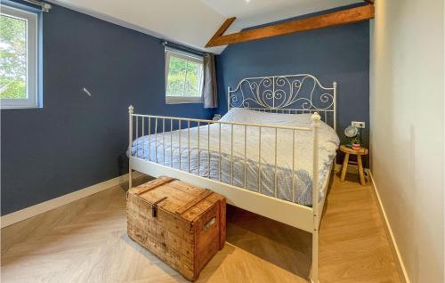 1 dormitorio con cama y pared azul en Lovely Home In Putten With Kitchen en Putten