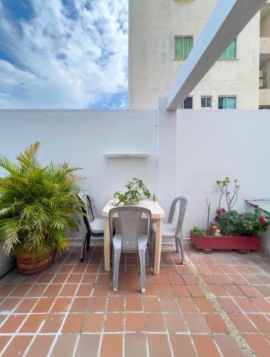 a patio with a table and chairs on a balcony at Apartamentos Playa Rodadero in Santa Marta