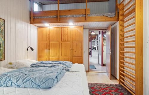 Vester SømarkenにあるGorgeous Home In Nex With Wifiのベッドルーム1室(ベッド1台、木製クローゼット付)