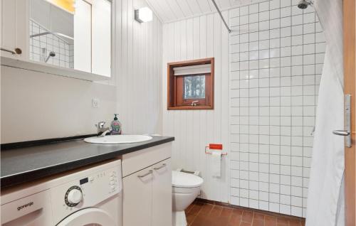 ein weißes Bad mit einem WC und einem Waschbecken in der Unterkunft Gorgeous Home In Nex With Wifi in Vester Sømarken