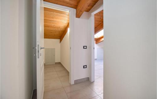 um corredor com paredes brancas e um tecto de madeira em 2 Bedroom Nice Home In Castellabate -sa- em Santa Maria di Castellabate