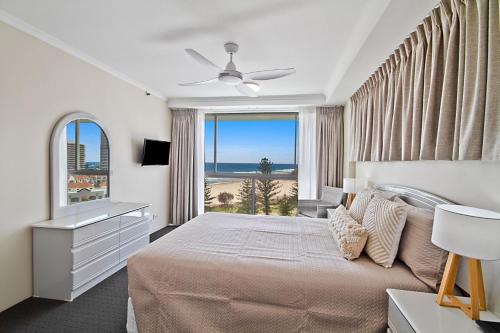1 dormitorio con cama y ventana grande en Ocean Plaza Unit 835 en Gold Coast