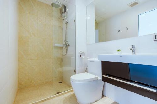 uma casa de banho com um WC, um lavatório e um chuveiro em Hua Hin Soi 7 - Ji Ya em Hua Hin
