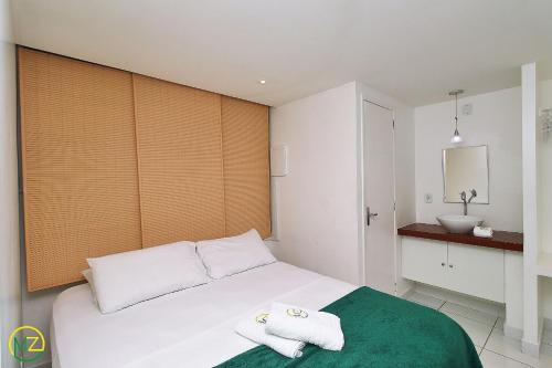 een slaapkamer met een bed met twee handdoeken erop bij Apartamento 2 quartos espaçoso no Leme in Rio de Janeiro