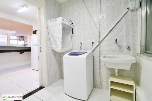 een badkamer met een toilet en een wastafel bij Apartamento 2 quartos espaçoso no Leme in Rio de Janeiro