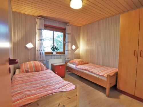 1 Schlafzimmer mit 2 Betten und einem Fenster in der Unterkunft Ferienhaus Eggert in Lindewitt