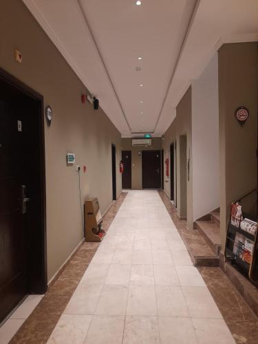 an empty hallway in a hospital with a hallway at مكان ينبع الجديد للشقق الفندقية in Yanbu