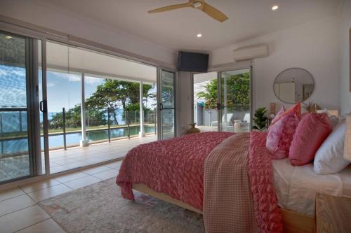 ein Schlafzimmer mit einem Bett und einem großen Fenster in der Unterkunft Tide Pool Ocean Front - 2 bed in South Mission Beach