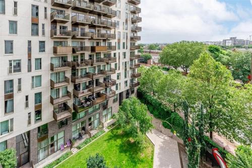 uma vista aérea de um edifício de apartamentos em The maud luxury garden em Londres
