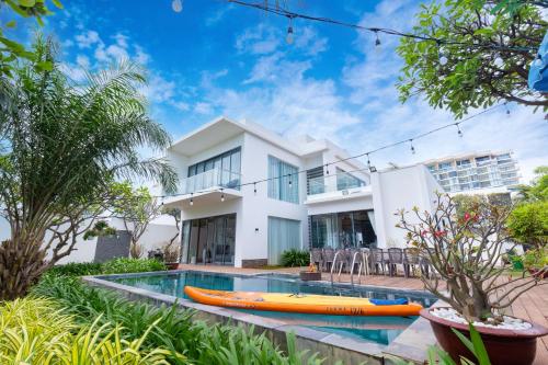 dom z basenem i dwa kajaki przed nim w obiekcie D6 Aria Resort w mieście Vung Tau