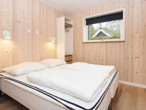 Postel nebo postele na pokoji v ubytování Holiday home Glesborg CLI