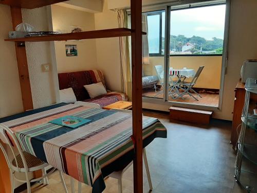 une chambre avec un lit superposé et un salon dans l'établissement Studio confortable à Capbreton, à 2 pas des plages et du port, pour 3 pers, avec Wifi et ménage inclus - FR-1-239-930, à Capbreton