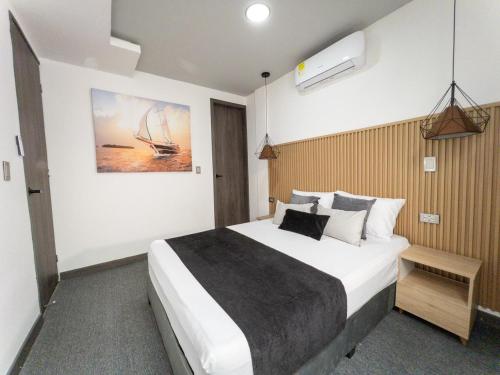 1 dormitorio con 1 cama grande en una habitación en Hotel velero en Roldanillo