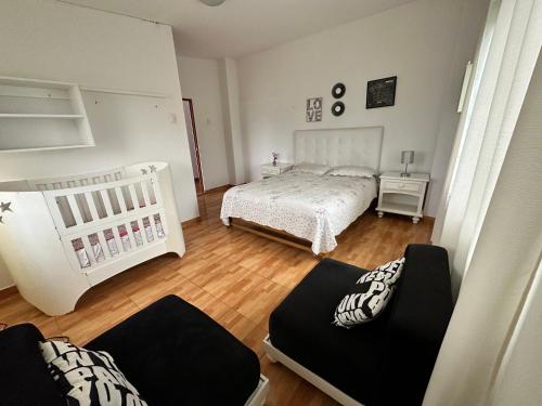 1 dormitorio con 1 cama y 1 cuna en Casa en San Fernando Pachacamac, en Lima
