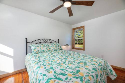 Posteľ alebo postele v izbe v ubytovaní Relaxing Lakeside Retreat