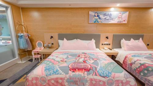 成都市にあるHoliday Inn Express Chengdu Tianfu Square, an IHG Hotel - Chunxi Road and Taikoo Liのベッド2台、デスク、ベッドルーム1室が備わる客室です。