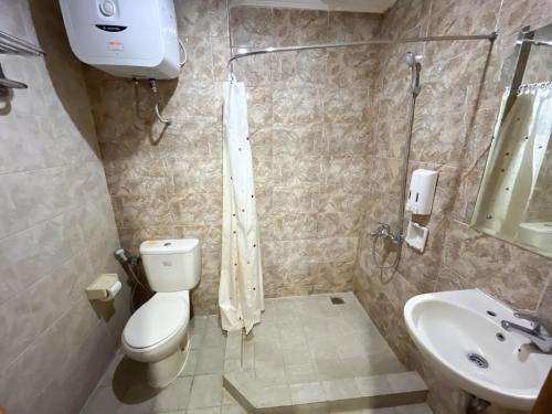 ein Bad mit einem WC, einem Waschbecken und einer Dusche in der Unterkunft Super Studio Galeri Ciumbuleuit 1 (1BR, 1BA, Kitchen) in Bandung