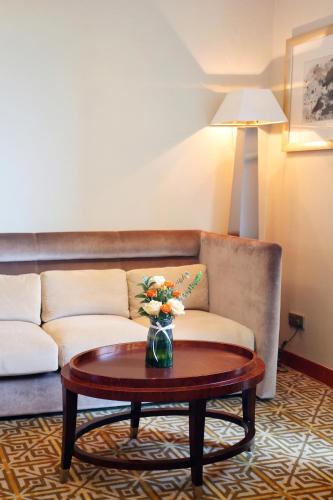 a living room with a couch and a coffee table at Sheraton Jinan Hotel in Jinan