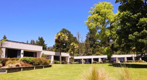 una vista exterior de un edificio con patio en Braxmere Lodge, en Turangi